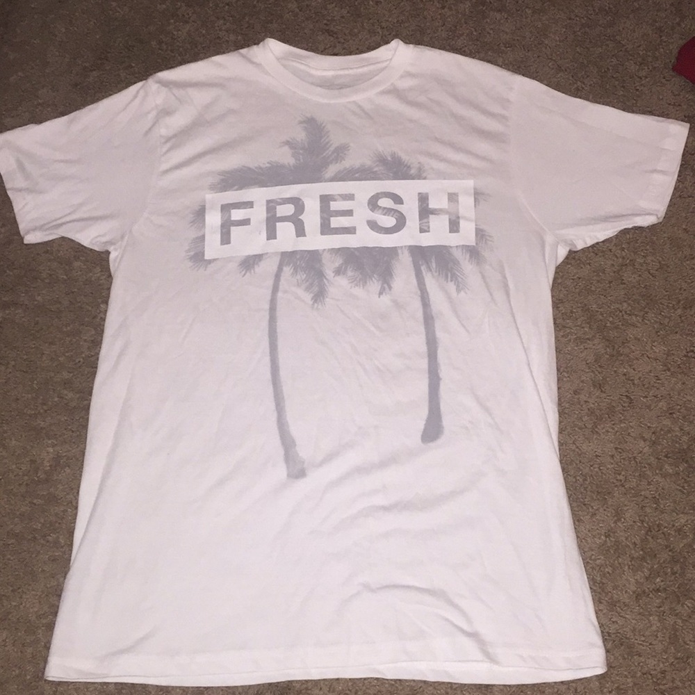 I am selling a cute , casual t-shirt .